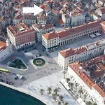 Old Town With Private Indoor Garage Parking *