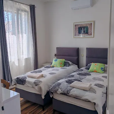 Old Town With Private Indoor Garage Parking Апартаменты *