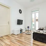 Old Town With Private Indoor Garage Parking Apartment *
