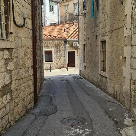 Old Town With Private Indoor Garage Parking Apartment *