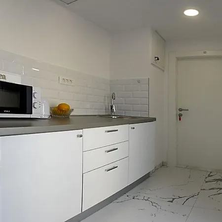 Апартаменти Old Town With Private Indoor Garage Parking *