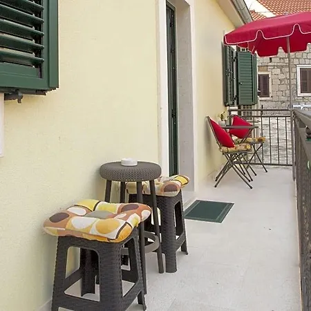 Old Town With Private Indoor Garage Parking Спліт