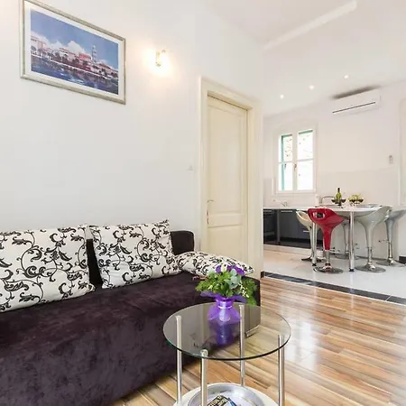 Old Town With Private Indoor Garage Parking * Split