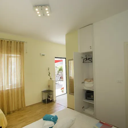 Old Town With Private Indoor Garage Parking * Split