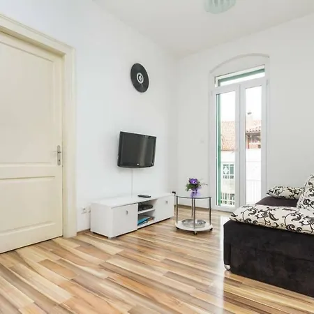 Old Town With Private Indoor Garage Parking Apartment *