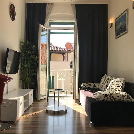 Old Town With Private Indoor Garage Parking Apartment
