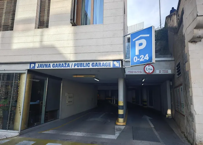 Old Town With Private Indoor Garage Parking Apartmán Split