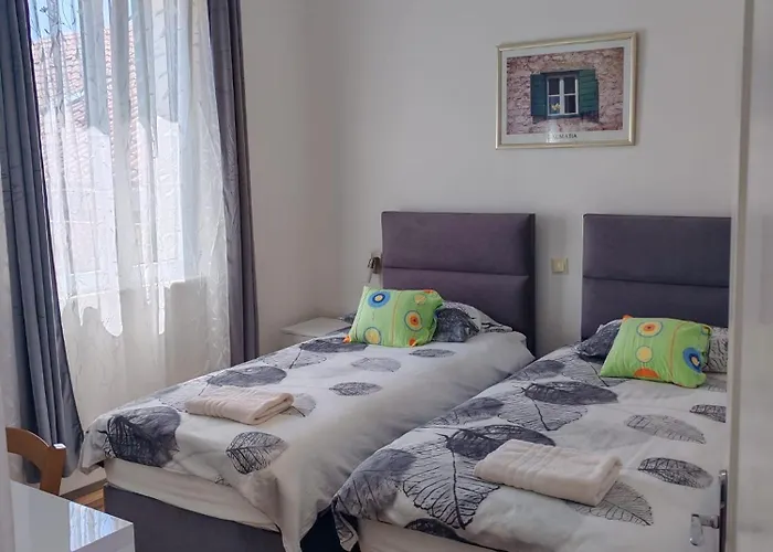 Old Town With Private Indoor Garage Parking Apartment *