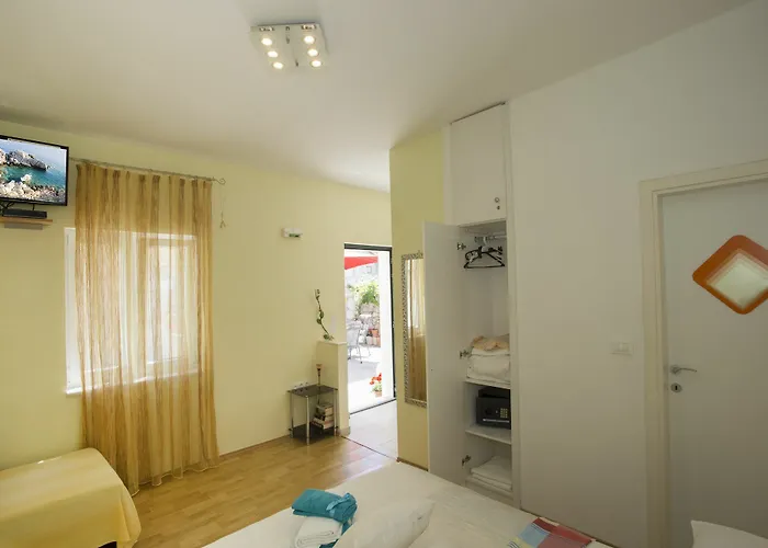 Old Town With Private Indoor Garage Parking * Split