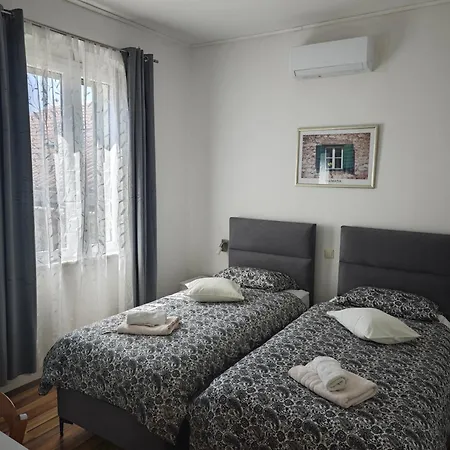 Old Town With Private Indoor Garage Parking 斯普利特