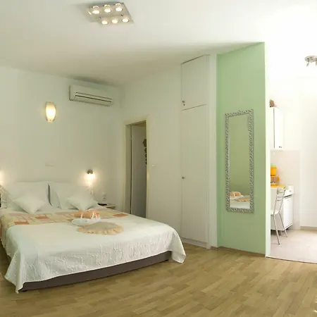 Old Town With Private Indoor Garage Parking 스플리트