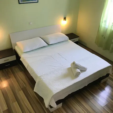 Old Town With Private Indoor Garage Parking 아파트 *