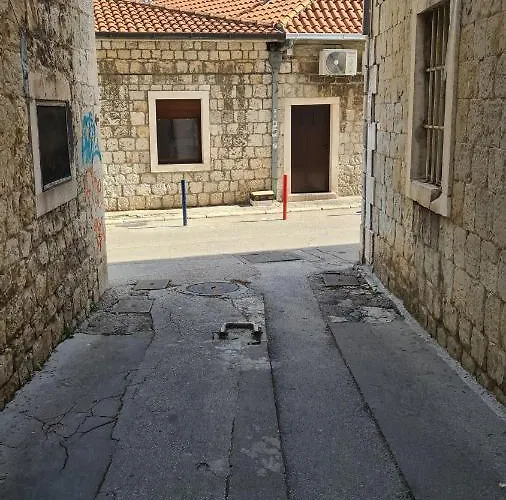 Old Town With Private Indoor Garage Parking Split