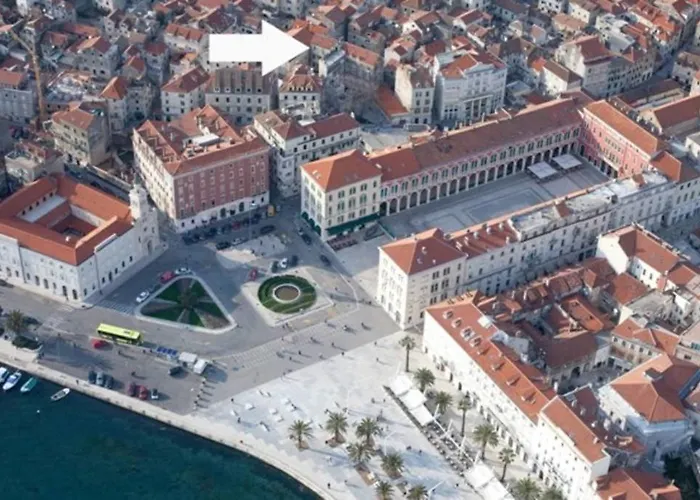 Old Town With Private Indoor Garage Parking *