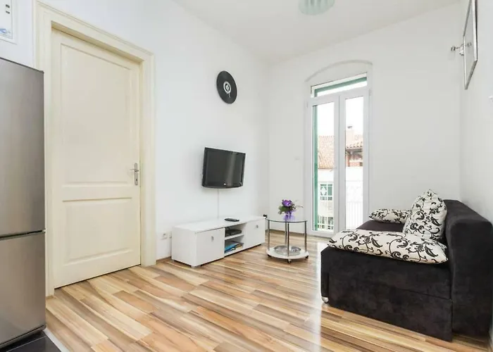 Old Town With Private Indoor Garage Parking Apartamento *